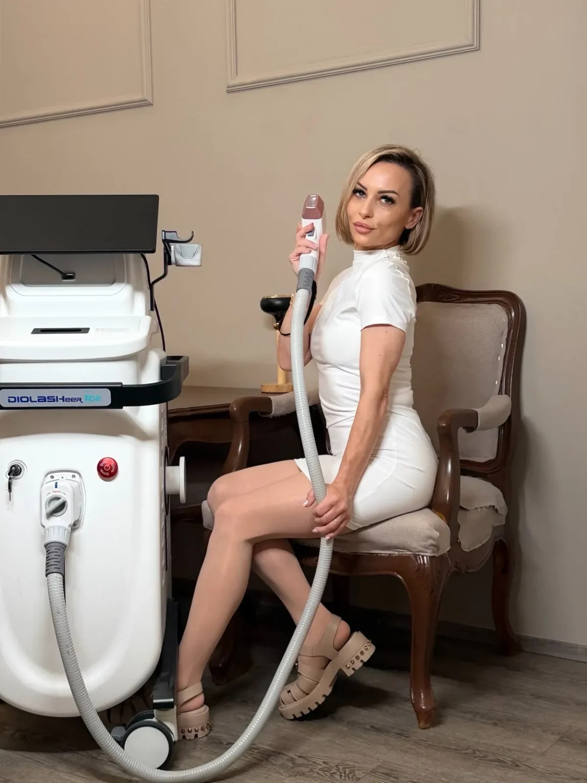 Alina Imece Ioana mit dem Diodenlaser im Royal Desire Studio in Wien